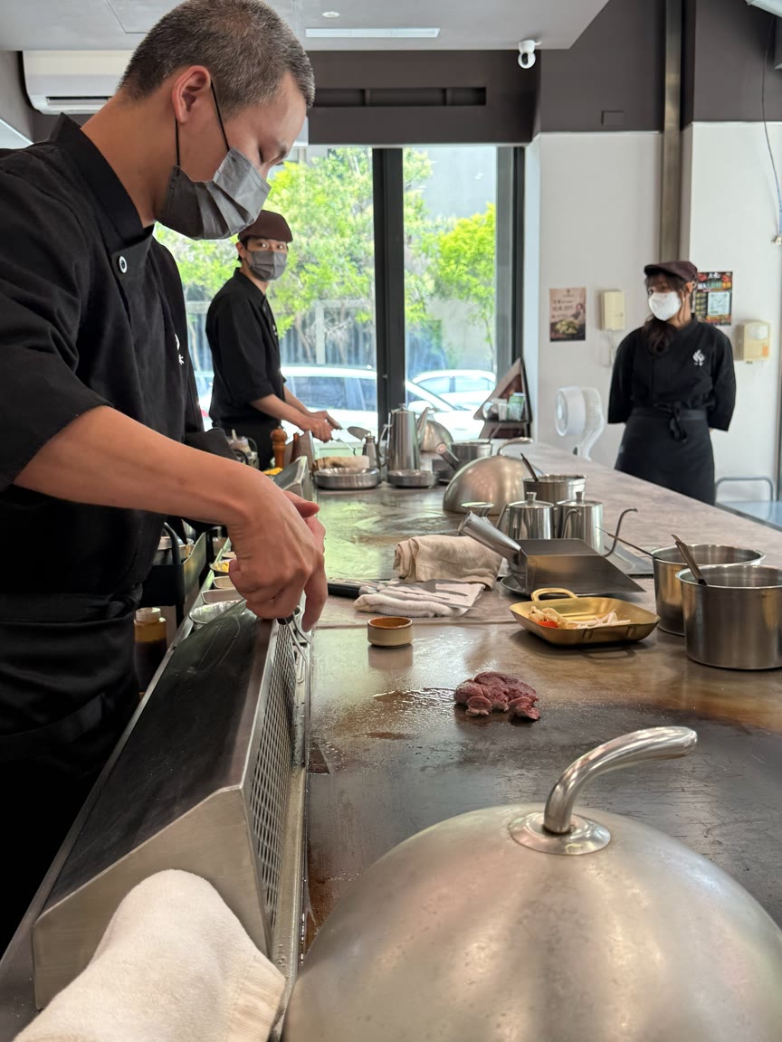 三木鐵板燒店內板前座位與師傅工作畫面