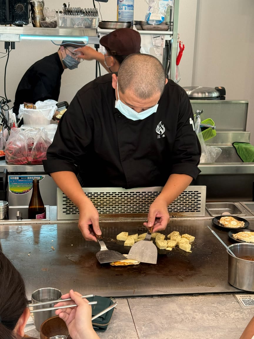 三木鐵板燒師傅在鐵板上現場料理